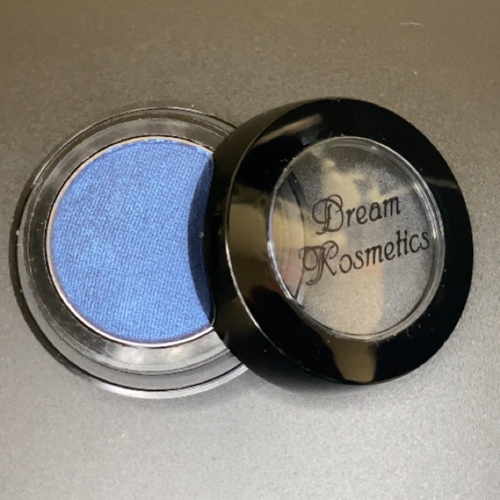 410 Snob Highly pigmented eyeshadow